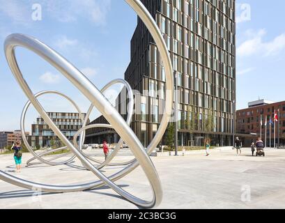Öffentlicher Platz mit abstrakter Skulptur am Wasser. Hotel Alsik, Sønderborg, Dänemark. Architekt: Henning Larsen, 2019. Stockfoto