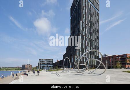 Öffentlicher Platz mit abstrakter Skulptur am Wasser. Hotel Alsik, Sønderborg, Dänemark. Architekt: Henning Larsen, 2019. Stockfoto
