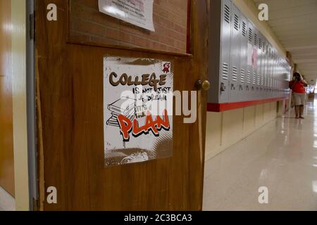 Austin Texas, USA, Juni 3 2014: Poster auf der Tür des Klassenzimmers im Flur der Travis High School mit einem Schild mit der Aufschrift „College ist nicht nur ein Traum, es ist der Plan“. ©Marjorie Kamys Cotera/Daemmrich Photography Stockfoto