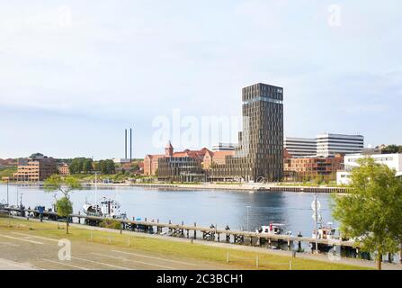 Kontextbezogene Ansicht des Hotels Alsik und des Flusses. Hotel Alsik, Sønderborg, Dänemark. Architekt: Henning Larsen, 2019. Stockfoto