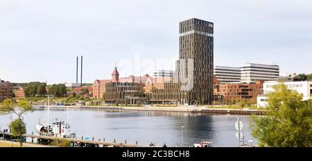 Kontextbezogene Ansicht des Hotels Alsik und des Flusses. Hotel Alsik, Sønderborg, Dänemark. Architekt: Henning Larsen, 2019. Stockfoto