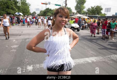 Juneteenth Parade--Austin, Texas, USA, Juni 21 2014: Teenage Girl, Mitglied der Tanzgruppe ihrer High School Band, marschiert bei der jährlichen Juneteenth Parade durch East Austin im Rahmen einer ganztägigen Feier. Juneteenth, auch bekannt als „Tag der Freiheit“ oder „Emanzipationstag“, feiert das Ende der Sklaverei in den Vereinigten Staaten am Ende des Bürgerkriegs oder des Krieges zwischen den Staaten. ©Marjorie Kamys Cotera/Daemmrich Photography Stockfoto