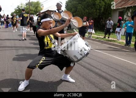 Austin Texas, USA, Juni 21 2014: Während der jährlichen Juneteenth-Parade treten die Mitglieder der High-School-Marschkapelle auf, während sie durch die East Austin Street schlendern. ©Marjorie Kamys Cotera/Daemmrich Photography Stockfoto