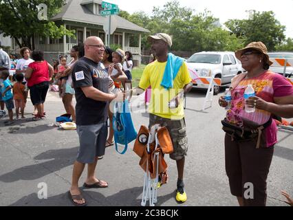 Juneteenth Parade--Austin, Texas, USA, Juni 21 2014: Nachbarn und Freunde treffen sich zusammen, während die jährliche Juneteenth Parade durch East Austin verläuft, Teil einer ganztägigen Feier. Juneteenth, auch bekannt als „Tag der Freiheit“ oder „Emanzipationstag“, feiert das Ende der Sklaverei in den Vereinigten Staaten am Ende des Bürgerkriegs oder des Krieges zwischen den Staaten. ©Marjorie Kamys Cotera/Daemmrich Photography Stockfoto