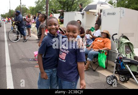 Juneteenth Parade--Austin, Texas, USA, Juni 21 2014: Nachbarn und Freunde treffen sich zusammen, während die jährliche Juneteenth Parade durch East Austin verläuft, Teil einer ganztägigen Feier. Juneteenth, auch bekannt als „Tag der Freiheit“ oder „Emanzipationstag“, feiert das Ende der Sklaverei in den Vereinigten Staaten am Ende des Bürgerkriegs oder des Krieges zwischen den Staaten. ©Marjorie Kamys Cotera/Daemmrich Photography Stockfoto