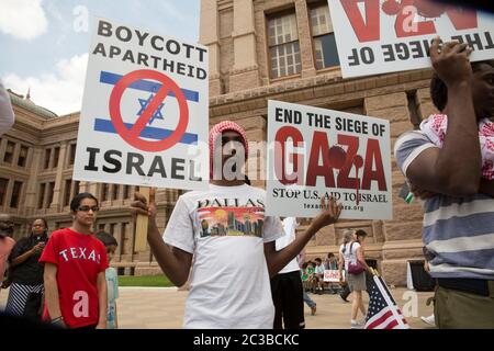 Protest against US funding of Israel - Austin Texas USA, 2. August 2014: Aktivisten nehmen an einer Kundgebung im Texas Capitol Teil und protestieren gegen Israels Belagerung des Gazastreifens und die Unterstützung und Finanzierung Israels durch die USA. ©Marjorie Kamys Cotera/Daemmrich Photography Stockfoto