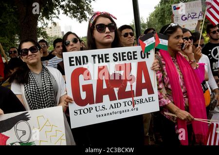 Protest against US funding of Israel - Austin Texas USA, 2. August 2014: Aktivisten nehmen an einer Kundgebung im Texas Capitol Teil und protestieren gegen Israels Belagerung des Gazastreifens und die Unterstützung und Finanzierung Israels durch die USA. ©Marjorie Kamys Cotera/Daemmrich Photography Stockfoto