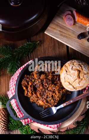 Polnischer Bigos mit Wurst und getrockneter Pflaume Stockfoto