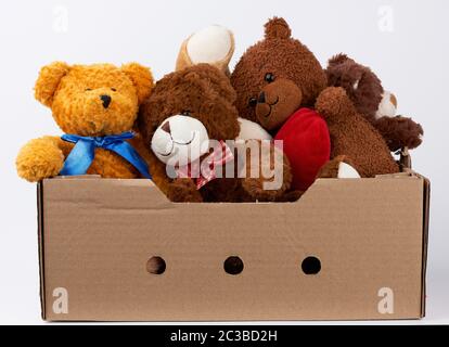 Braun Karton mit verschiedenen Teddybären, weißer Hintergrund, Konzept der Hilfe und Freiwilligenarbeit Stockfoto