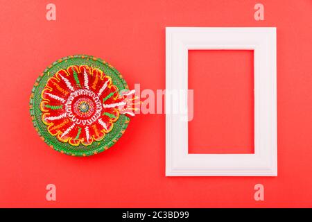 Happy Diwali Day, Flat Lay Draufsicht Farbenfrohe Clay Diya Lampen und Bilderrahmen auf rotem Hintergrund und Kopierraum für Ihren Text Stockfoto