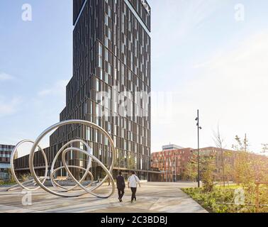 Öffentlicher Platz mit Skulptur vor dem Hotelturm. Hotel Alsik, Sønderborg, Dänemark. Architekt: Henning Larsen, 2019. Stockfoto