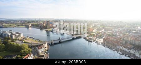 Luftaufnahme von Süd-West mit Fluss und Stadtbild. Hotel Alsik, Sønderborg, Dänemark. Architekt: Henning Larsen, 2019. Stockfoto