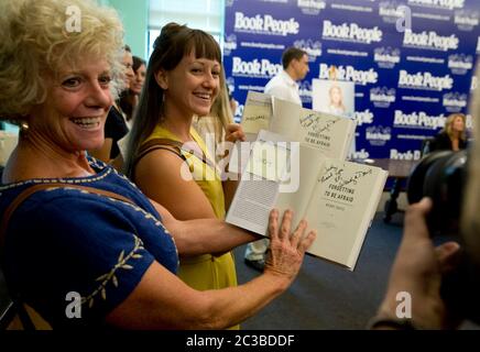 Senatorin Wendy Davis Buchsignierung - 11. September 2014 Austin, Texas, USA: Unterstützer von Texas Democratic Gubernatorial Candidate und State Sen. Wendy Davis zeigt in der Buchhandlung Book People ihre unterschriebenen Exemplare von Davis's Buch "Forgetting to be Fear". Die Senatorin aus Fort Worth, bekannt für ihren 11-Stunden-Filibuster bei Abtreibung, enthüllt, dass sie zwei Schwangerschaften wegen gesundheitlicher Probleme beendete. ©Marjorie Kamys Cotera/Daemmrich Phiotography Stockfoto