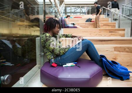 Austin, Texas, USA, 27. August 2014: Die Studenten entspannen sich und lesen auf den Bänken im Treppenhaus des neuen Campus des Austin Community College, der in einem ehemaligen Einkaufszentrum errichtet wurde. ©Marjorie Kamys Cotera/Daemmrich Photography Stockfoto