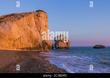 Aphrodite-Felsen bei Sonnenuntergang - Paphos Zypern Stockfoto