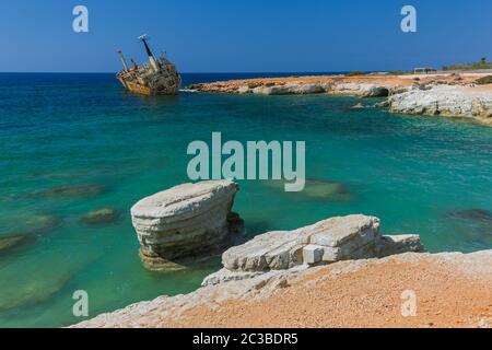 Altes Schiffswrack in Küstennähe - Paphos Zypern Stockfoto
