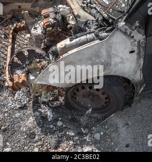 Auto mit gebucktem Motor zerstört. Verlassenes Auto. Stockfoto