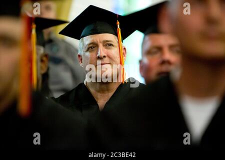 Rosharon Texas USA, 9. Mai 2015: Abschlussfeier für Insassen im Hochsicherheitsgefängnis der Darrington Unit. Die Absolventen erhielten ihre Bachelor-Abschlüsse in biblischen Studien über das Southwestern Baptist Theological Seminary. ©Marjorie Kamys Cotera/Daemmrich Photography Stockfoto