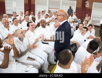 Rosharon Texas, USA, Mai 9 2015: Texas State Senator John Whitmire (im Anzug) begrüßt Gefängnisinsassen im Hochsicherheitsgefängnis der Darrington Unit. Die Insassen sind Studenten in einem Programm, um christliche Minister zu werden, durch das Southwestern Baptist Theological Seminary. Nach dem Abschluss erhalten sie ihren Bachelor-Abschluss in Biblischstudien. ©Marjorie Kamys Cotera/Daemmrich Photography Stockfoto