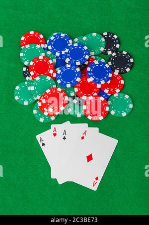 Casino Chips und Karten spielen am grünen Tisch Stockfoto