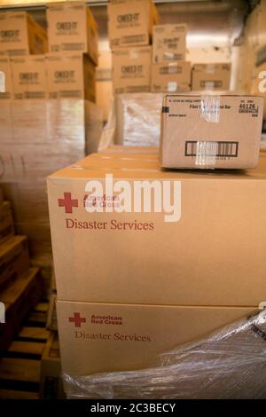 American Red Cross Disaster Supplies - Wimberley, Texas, USA, 6. Juni 2015: Notversorgung mit Nahrungsmitteln in Kartons warten auf die Verteilung, nachdem die Bewohner von Wimberley und umliegenden Gebieten verheerende Überschwemmungen über das Memorial Day Wochenende erlitten. ©Marjorie Kamys Cotera/Daemmrich Photography Stockfoto