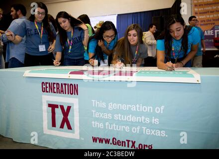 Schüler unterzeichnen Verpflichtung zur Teilnahme am College - 1. Mai 2015 Austin, Texas USA: High-School-Senioren aus Austin geben ihr Versprechen ab, am ersten Generation TX Signing Day, einer landesweiten Bewegung, die eine College-Kultur schafft, vor allem unter Studenten, die an Texas Colleges und Universitäten unterrepräsentiert sind, an einem College teilzunehmen. ©Marjorie Kamys Cotera/Daemmrich Photography Stockfoto