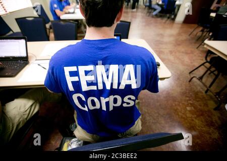 FEMA in Wimberley, Texas - Wimberley, Texas, USA 6. Juni 2015: Die Federal Emergency Management Agency richtete ein mobiles Aufnahmezentrum (MRIC) ein, um Einwohnern zu dienen, die sich nach verheerenden Überschwemmungen am Memorial Day-Wochenende für staatliche Hilfe anmelden möchten. ©Marjorie Kamys Cotera/Daemmrich Photography Stockfoto