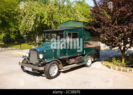 MOKRA GORA, SERBIEN - SEPTEMBER 03: Oldtimer in Mokra Gora am 03. September 2015 in Mokra Gora, Serbien Stockfoto