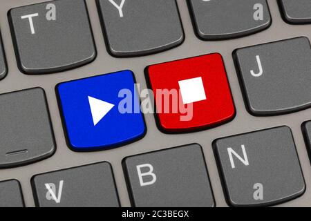 Computer-Tastatur mit Play und Stop Tasten Stockfoto