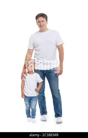 Freundliche Familie. Junger Mann mit Kind steht isoliert auf weißem Hintergrund. Glückliche Eltern. Vater mit Sohn. Konzept von Mensch und Familie Stockfoto