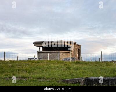 Überreste der WW2 an der Mündung des Loch Ewe, Wester Ross, Schottland, aufgestellte Marinegewehrwaffen, die als Rubha nan Sasan Battery bekannt sind Stockfoto