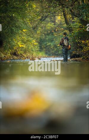 Fischer Fliege Fischen auf einem herrlichen Berg river Fly Stockfoto