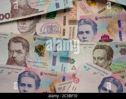 Geldmuster aus neuer ukrainischer Banknote. Stapel von neuem Papier hrywnias verschiedenen Nennwert mit Porträts der ukrainischen historischen Figuren. Hintergrund Stockfoto