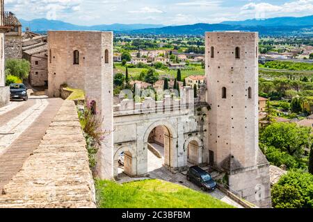 Die Porta di Venere aus der Römerzeit, aus weißem Travertin, mit seinen drei Bögen und den zwei Türmen von Properzio. In Spello, Provinz Perug Stockfoto