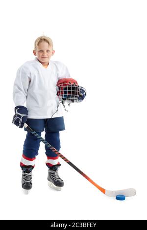 Junior Eishockey-Spieler . Kind (Junge) ist Hockeyspieler in Uniform mit voller Ausrüstung auf weißem Hintergrund isoliert. Konzept des Kindersports, WINT Stockfoto