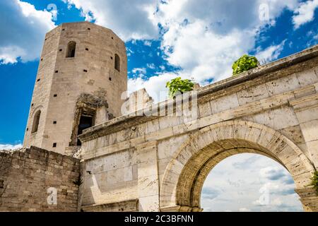 Die Porta di Venere aus der Römerzeit, aus weißem Travertin, mit seinen drei Bögen und den zwei Türmen von Properzio. In Spello, Provinz Perug Stockfoto