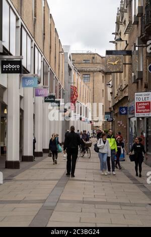 Die Leute gehen an der Hauptstraße in Cambridge, Großbritannien, einkaufen. 18/06/20 Stockfoto