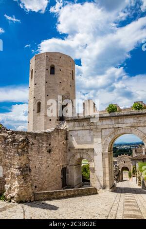 Die Porta di Venere aus der Römerzeit, aus weißem Travertin, mit seinen drei Bögen und den zwei Türmen von Properzio. In Spello, Provinz Perug Stockfoto