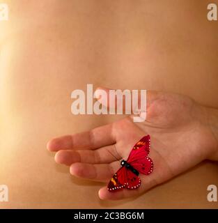 Fake Schmetterling auf einer Frau Haut Detail Stockfoto