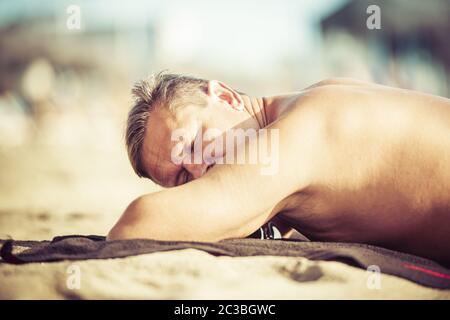 Mann am Strand Stockfoto