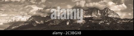 Wilder Kaiser Panorama Berge in dramatischen Wolken Stockfoto