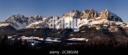 Wilder Kaiser Bergpanorama in blauem Himmel Stockfoto