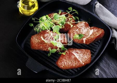 Roh treffen in Gusseisen Grillpfanne Stockfoto