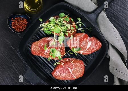 Roh treffen in Gusseisen Grillpfanne Stockfoto