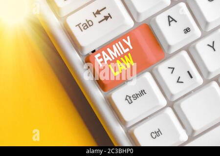 Konzeptionelle Handschrift, die Familienrecht zeigt. Konzept bedeutet Körper der Rechtspraxis, die sich mit innerhalb Haushalt Angelegenheiten Stockfoto