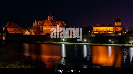 Schloss des Deutschen Ordens bei Nacht in Malbork, Pommern, Polen Stockfoto