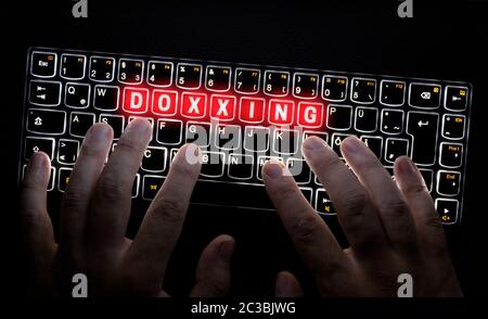 Doxxing Tastatur ist durch Hacker betrieben. Stockfoto