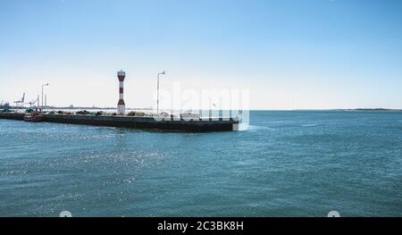 Setubal, Portugal - August 08, 2018: Eingang der Seaport mit seinen cemaphore und seine Kais im Sommer Stockfoto