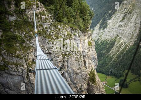 Hübschen, weiblichen Kletterer am Klettersteig - Klettern auf einem Felsen in den Schweizer Alpen Stockfoto