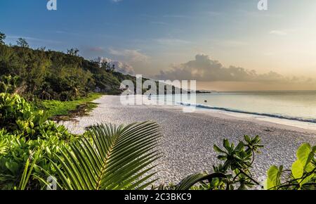 Petite Anse Beach Sunset auf La Digue Seychellen. Stockfoto